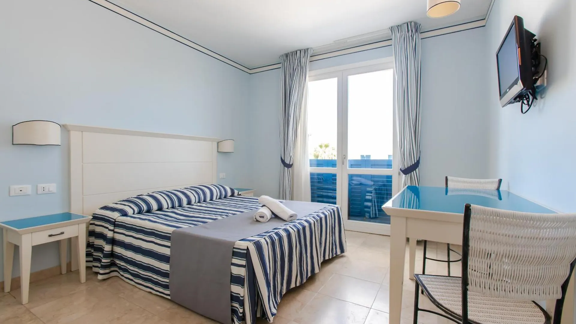 Soggiornare alle Isole Egadi: 4 Hotel per Famiglie a Confronto